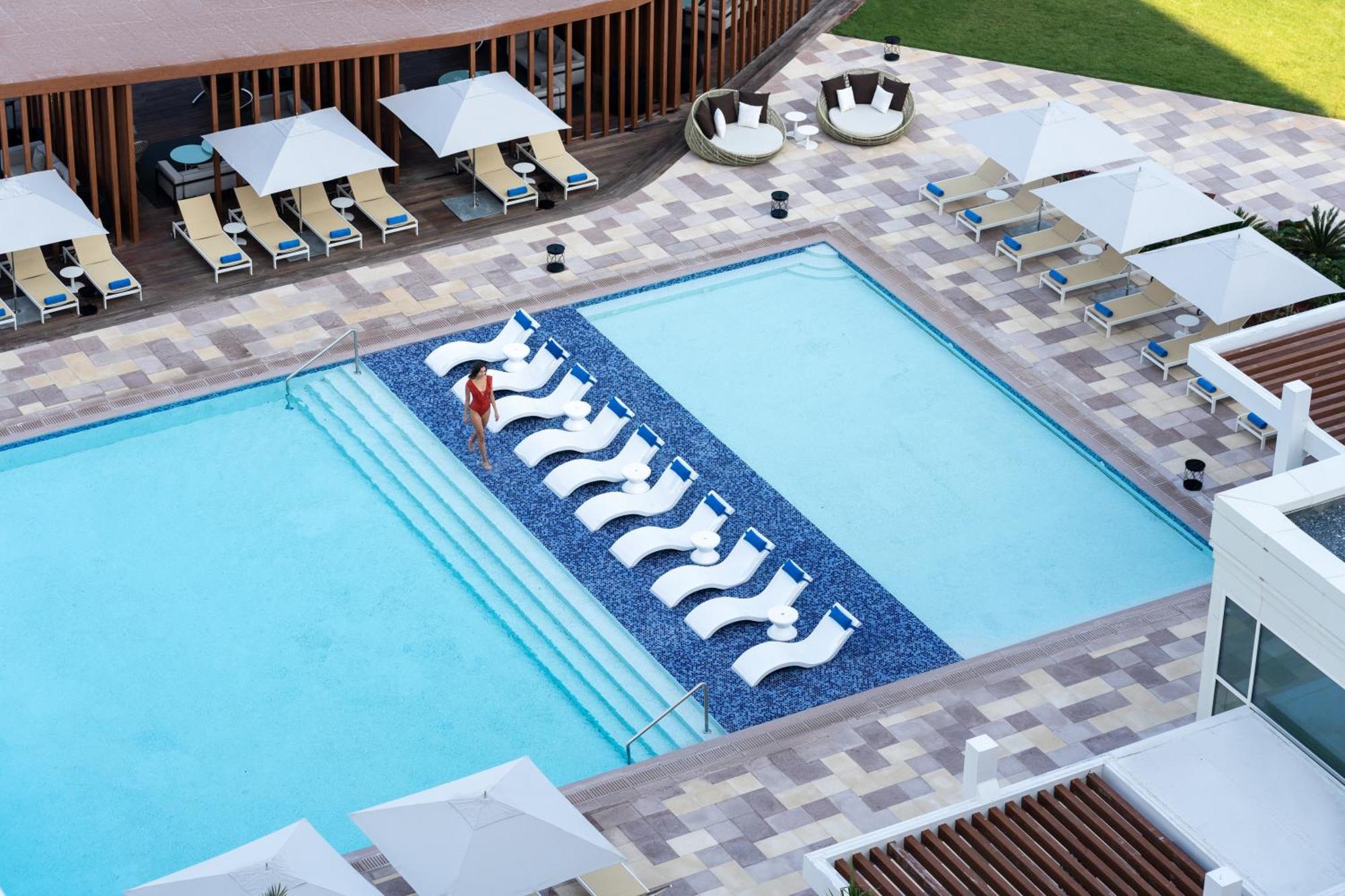 Rixos Gulf Hotel Doha Exterior photo The pool at the hotel
